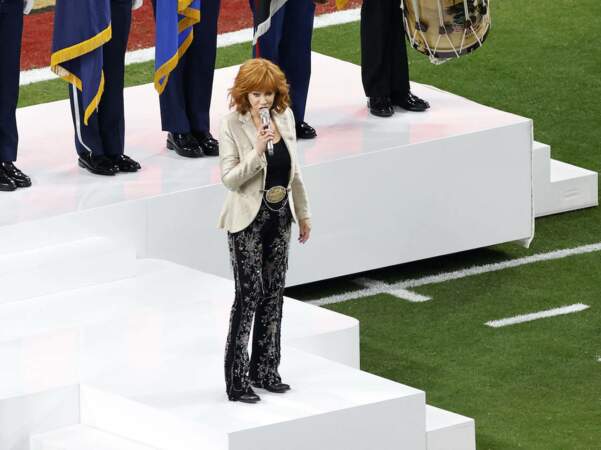 La chanteuse et actrice Reba McEntire est aussi montée sur scène pour assurer le spectacle avant la performance d'Usher.