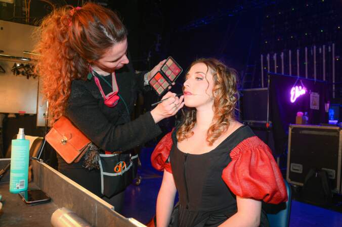 Juste avant de monter sur scène, Héléna a eu le droit à une retouche maquillage