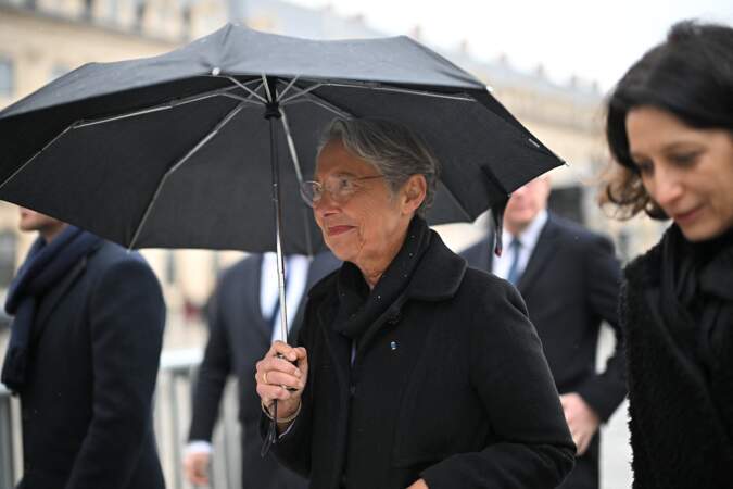 L'ex-première Ministre Elisabeth Borne est arrivée avec son parapluie