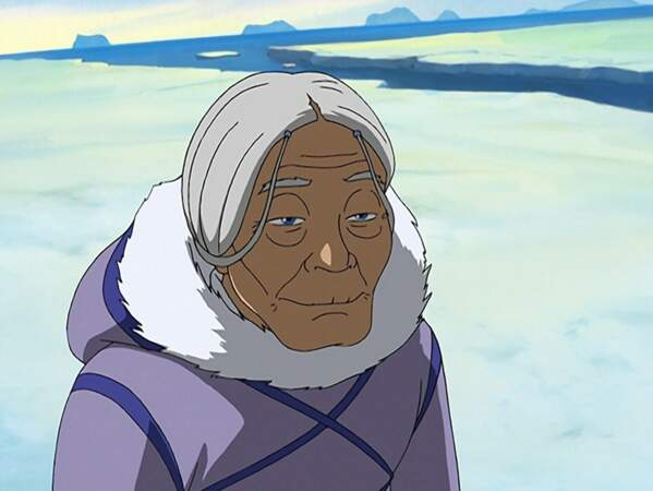 La grand-mère de Katara et Sokka est une femme formidable. Elle est la matriarche compatissante et sage de la tribu des Eaux du Sud.