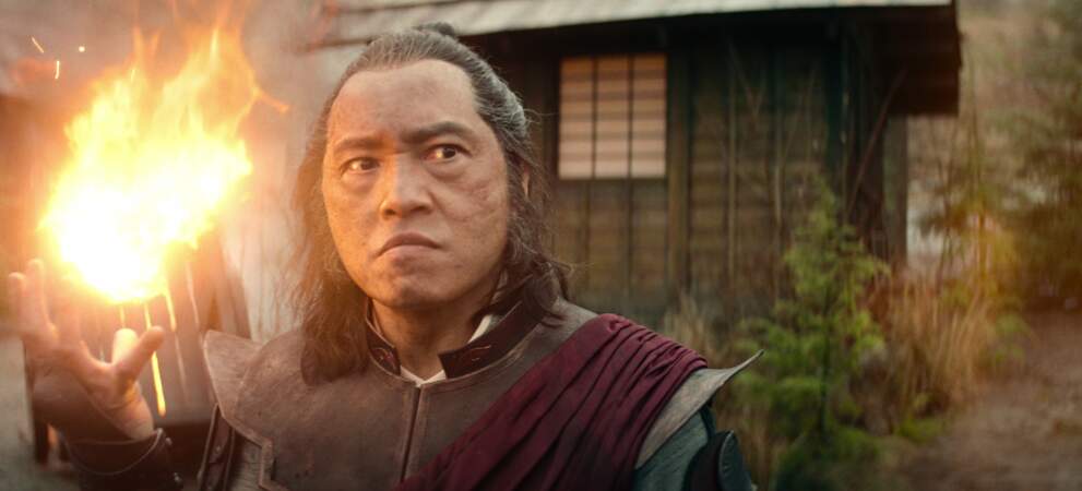 Ken Leung, qui a aussi joué dans Lost : les disparus tout comme Daniel Dae Kim, incarne le commandant Zhao.