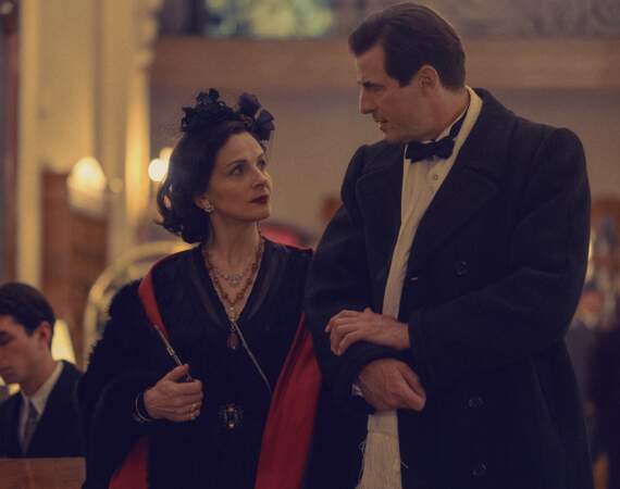 La série débute sous l'occupation et montre la liaison de Gabrielle Chanel avec un allemand, le baron Hans Von Dinklage. C'est Claes Bang qui interprète Von Dinklage.