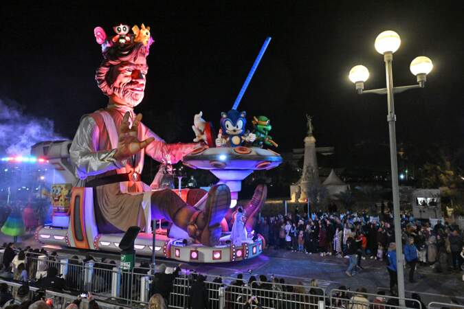 Le char du Roi durant le premier corso carnavalesque illuminé du Carnaval de Nice 2024 "Roi de la Pop Culture", le 17 février 2024