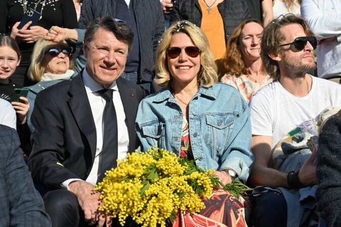 Christian Estrosi, sa femme Laura Tenoudji et l'acteur Philippe Lacheau au Carnaval de Nice, le 17 février 2024