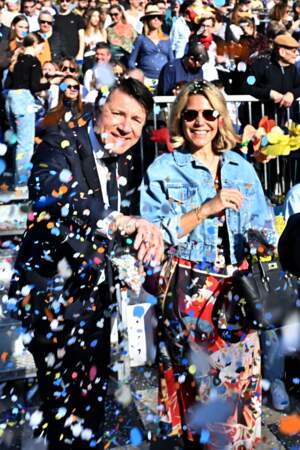 Christian Estrosi et sa femme, Laura Tenoudji, qui fêtait ses 48 ans durant le défilé d'ouverture du Carnaval de Nice 2024 "Roi de la Pop Culture", le 17 février 2024
