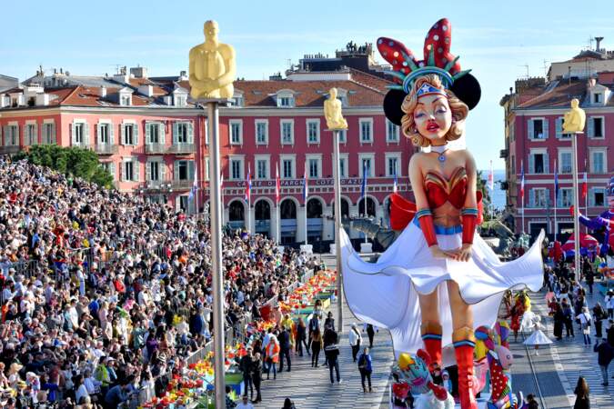 Le char de la Reine durant le défilé d'ouverture du Carnaval de Nice 2024 "Roi de la Pop Culture", le 17 février 2024