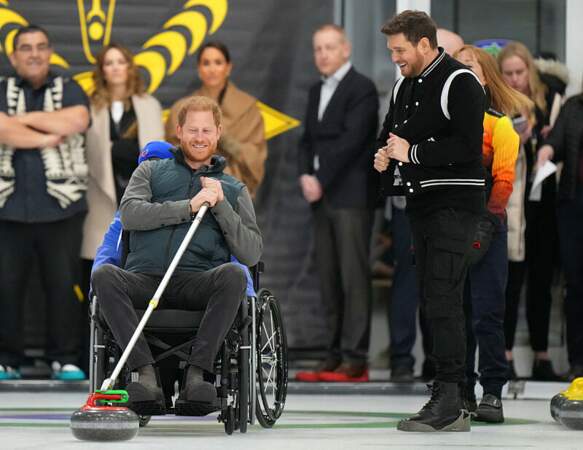 Le prince Harry s'affiche tout sourire lors d'un entraînement de curling