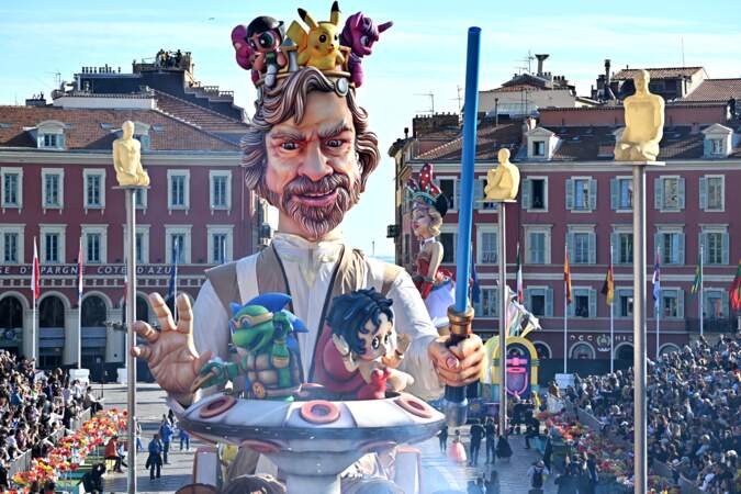Le char du Roi durant le défilé d'ouverture du Carnaval de Nice 2024 "Roi de la Pop Culture", le 17 février 2024