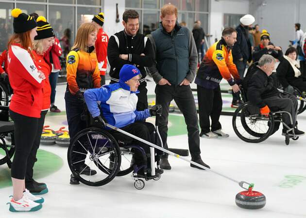 Le prince Harry assiste à l'entraînement de curling