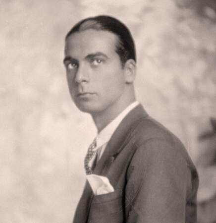 Cristobal Balenciaga a fui la guerre civile espagnole et s'installa à Paris en 1937. Ici, un portrait dans les années 30.