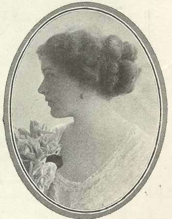 Le personnage d'Elsa Lombardi est librement inspiré de Vera Bate Lombardi, (ici en 1909), une socialite qui a activement œuvré pour la griffe Chanel. 