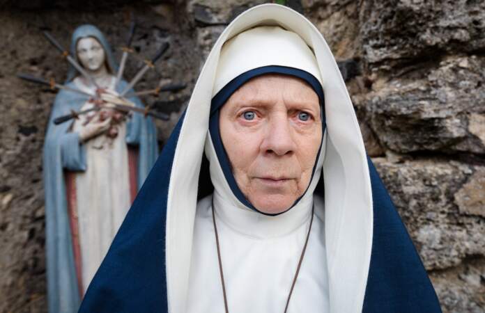 La mère supérieure (Martine Schambacher) du couvent de Bozouls a de nombreux secrets.