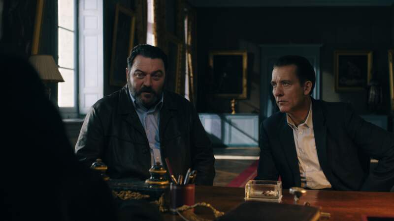 Après des tensions, la relation entre Sam (Clive Owen) et le gendarme Patrice (Denis Ménochet) s'apaise et ils collaborent pour mener l'enquête.