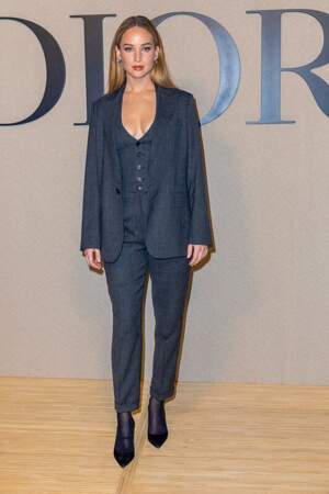 Jennifer Lawrence a fait fureur dans un costume trois pièces gris foncé