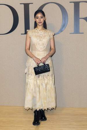 L'actrice japonaise Yuko Araki a cassé son look chic avec des bottines en cuir plates