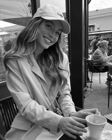 Elle se prend en photo au café...