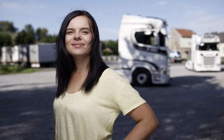Elle sillonne les routes du Nord de l'Europe au volant de son camion bâché