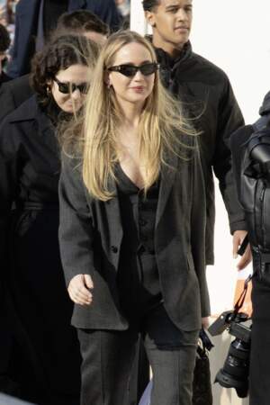 Jennifer Lawrence est arrivée sous un rayon de soleil parisien et a sorti les lunettes pour l'occasion. 