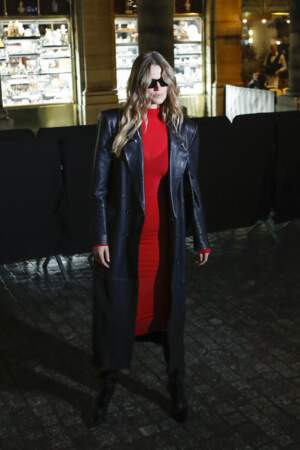 Toni Garn a fait sensation dans une robe rouge près du corps et un long manteau en cuir. 