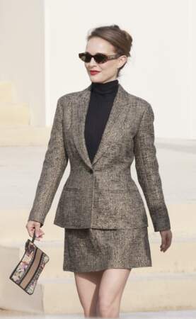 La célèbre Natalie Portman a été aperçue au défilé Christian Dior, habillée très élégamment. 