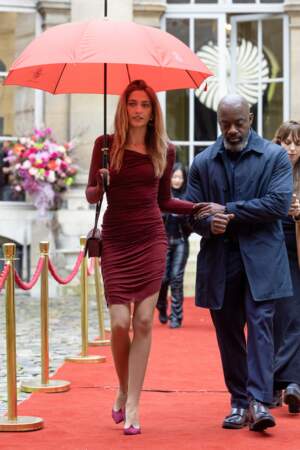 Avec une robe très classe, Paris Jackson est passée par le tapis rouge de la maison Vivier, parapluie à la main. 