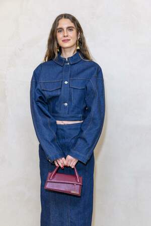 La mannequin Dolores Doll portait elle aussi du bleu, et un sac Jacquemus, signature de la marque. 