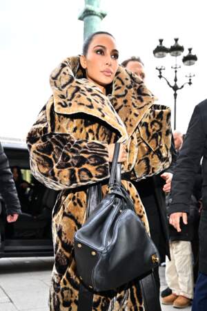 Kim Kardashian arrive à l'hôtel Ritz en marge du défilé Balenciaga