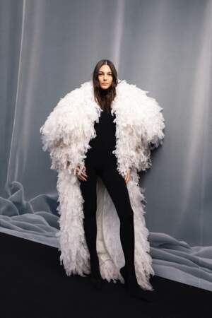 Le mannequin Vittoria Ceretti et son grand manteau blanc