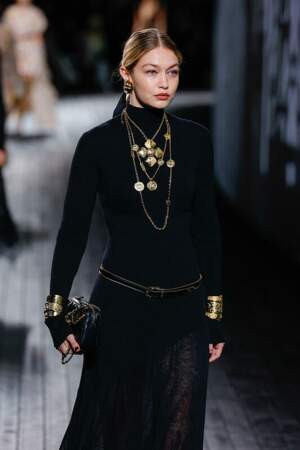 Gigi Hadid a défilé pour Chanel à la Fashion week de Paris