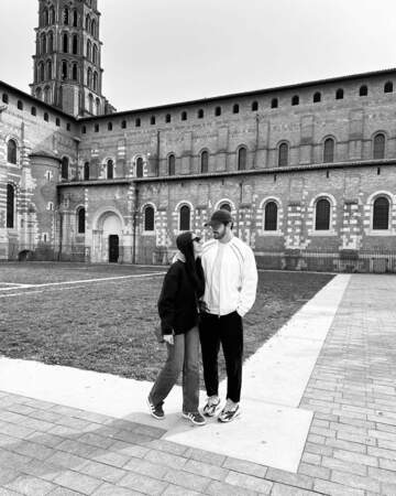Romain Ntamack et Lisa Lopez devant la Basilique Saint-Sernin de Toulouse.