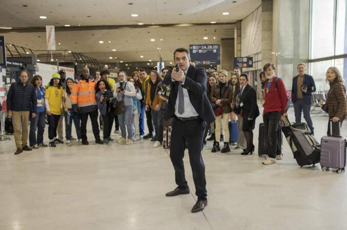 La scène d'ouverture de Mercato se déroule dans un aéroport où Thomas (Arnaud Ducret), flic à la financière, intervient lors d'une prise d'otage. 