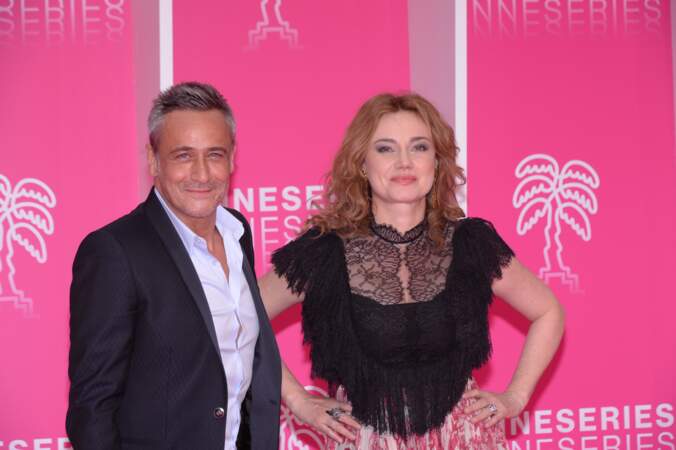 Jean-Michel Tinivelli et Marine Delterme réunis au photocall du deuxième jour de la 2ème édition du "Canneseries" au palais des Festivals à Cannes, en 2019.