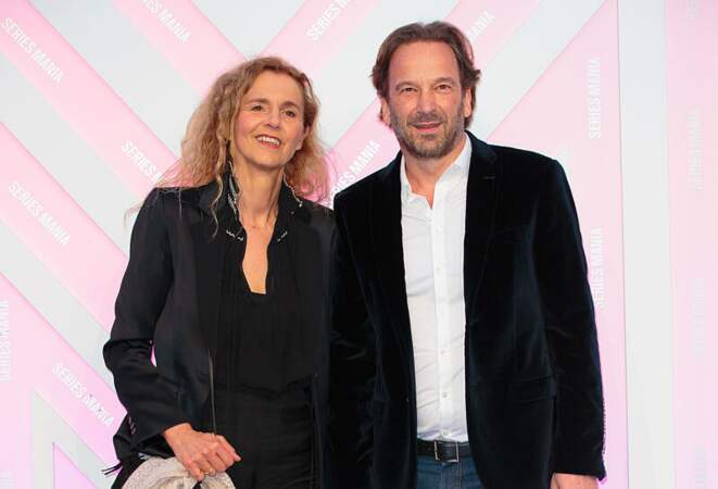 L'écrivaine Delphine de Vigan et son compagnon, le journaliste François Busnel, ont posé main dans la main. 