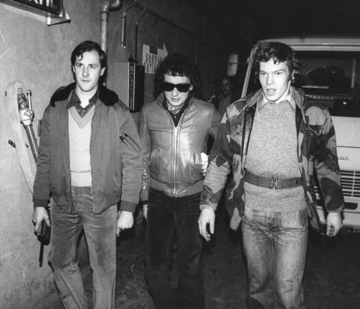 Michel Sardou et ses gardes du corps lors de sa venue à Bruxelles en 1977.