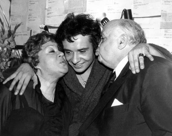 Michel Sardou en 1973 félicité par ses parents Jackie et Fernand.