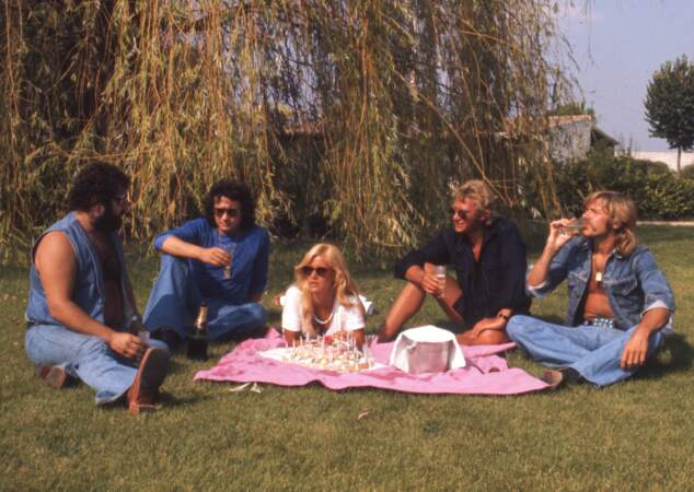 Michel Sardou en pique-nique avec ses amis de la chanson (1974).