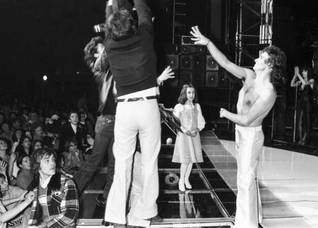 Michel Sardou jette sa chemise à son public à la fin d'un concert en 1978.