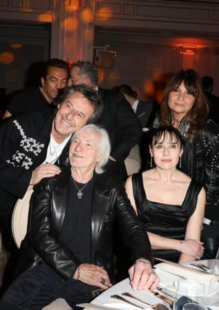 Hugues et Murielle Aufray ont le bonheur de croiser Jean-Luc Reichmann et sa compagne, Nathalie Lecoultre, lors de cette soirée parisienne
