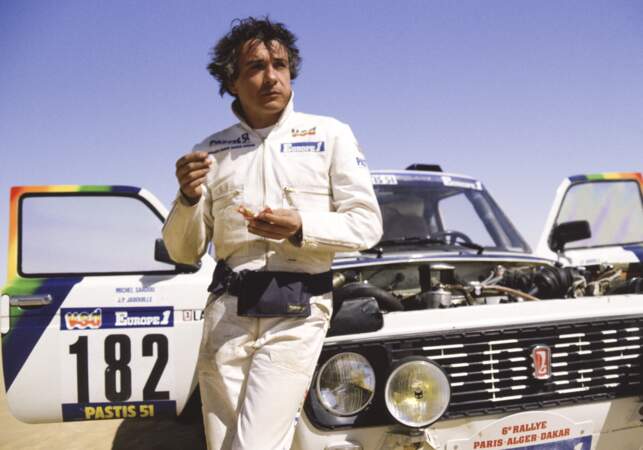 Michel Sardou lors du rallye Paris-Dakar en 1984.