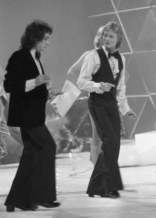 Michel Sardou prenant des cours de danse par Claude François en 1977.