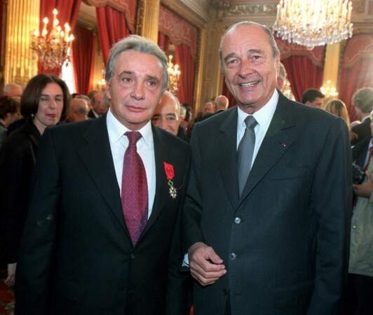 Michel Sardou est fait Officier de la Légion d'Honneur par Jacques Chirac en 2001.