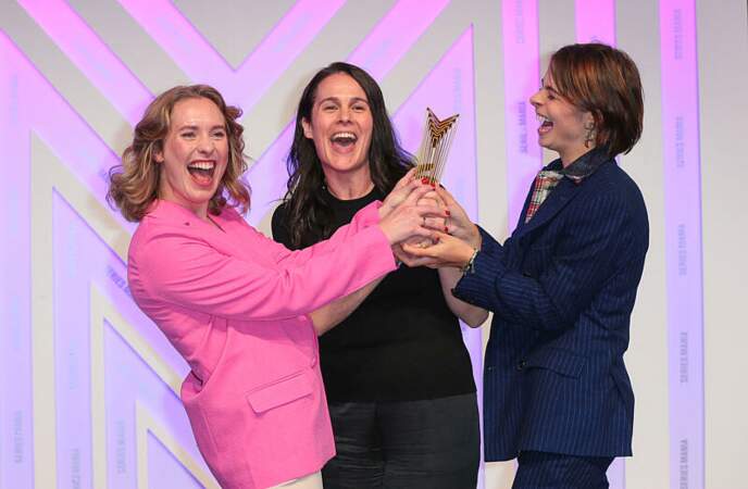 L'équipe de Videoland - Scarlett Koehne, Jessica Smith et Emmanuelle Mattana - reçoit le prix de la meilleure comédie 