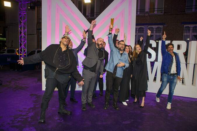 L'équipe de Machine a laissé éclater sa joie après avoir remporté le prix de la meilleure série française à la cérémonie de clôture du festival Series Mania ce vendredi 22 mars.