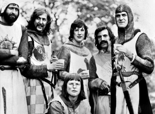 L'équipe des Monty Python sur le tournage de Sacré Graal en 1974.