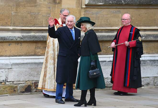 Le couple royal a salué la foule avant d'entrer dans la chapelle. 
