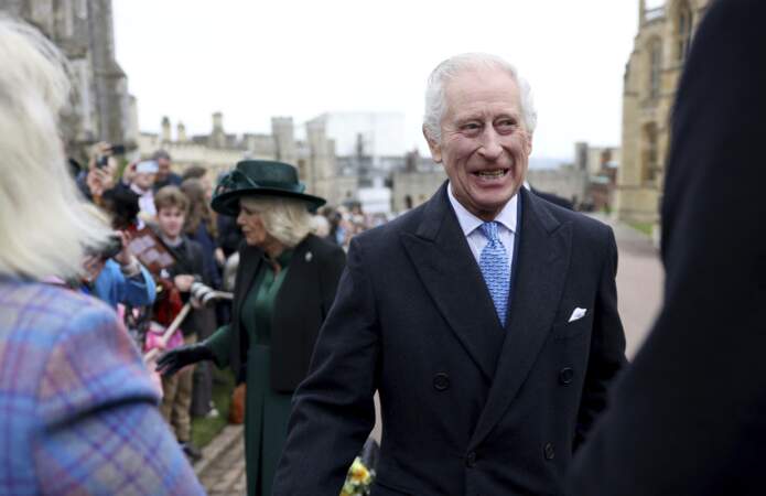 Le roi était même souriant face aux Britanniques venues par dizaines pour le saluer. 