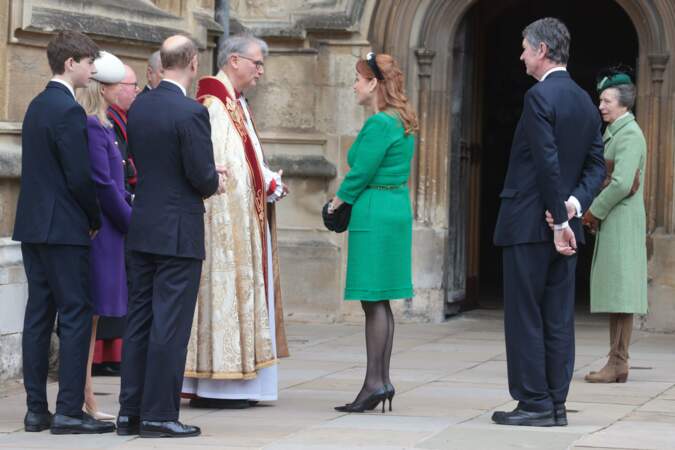 Avant d'entrer dans la chapelle, les membres de la famille royale ont échangé quelques mots avec le prêtre. 