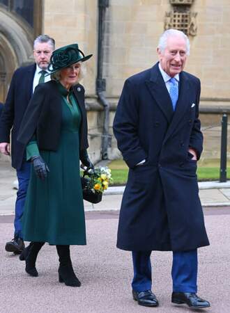 La reine avait opté pour une robe et un chapeau verts. 