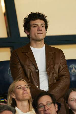 Roberto Calvet est resté debout, dans sa veste en cuir marron, pour  admirer les joueurs du PSG