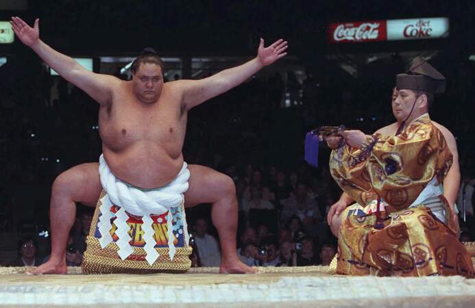 Jeudi 11 avril 2024, la famille de l'ancienne star du sumo Akebono a annoncé sa mort à l'âge de 54 ans. Il était le premier Yokozuna (distinction suprême de grand champion) d'origine étrangère.
